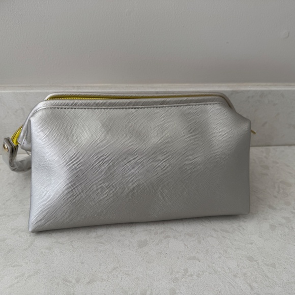 NWT - Kendra Scott - Cosmetics/Dopp Kit,  Silver/Champagne Color - Picture 4 of 6